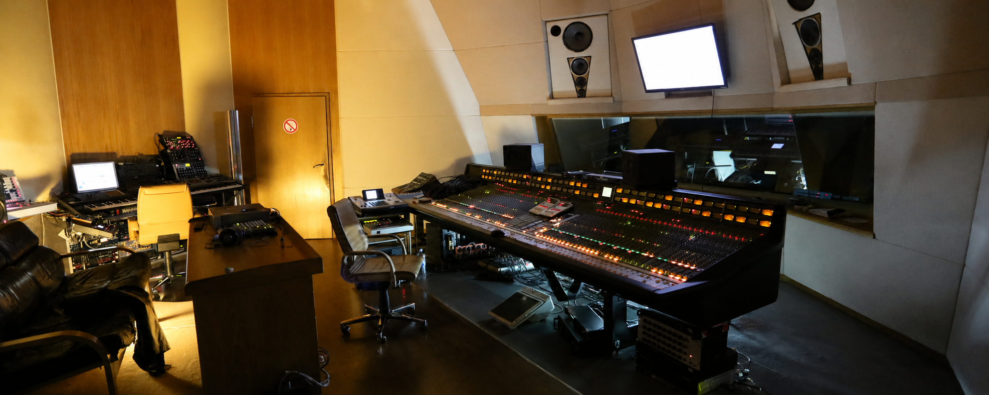 Estudio de grabación TEAM 33 — mesa de mezclas profesional